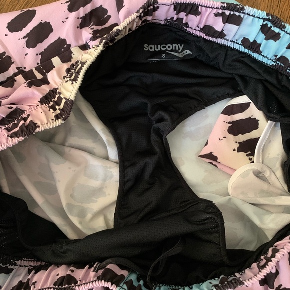 Saucony shorts with a fun pattern, Size S - Picture 6 of 6